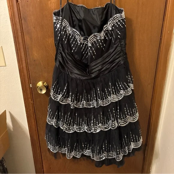 Masquerade Elegant Black Gown with Silver Accents Juniors 16/17 Vtg - Picture 6 of 9